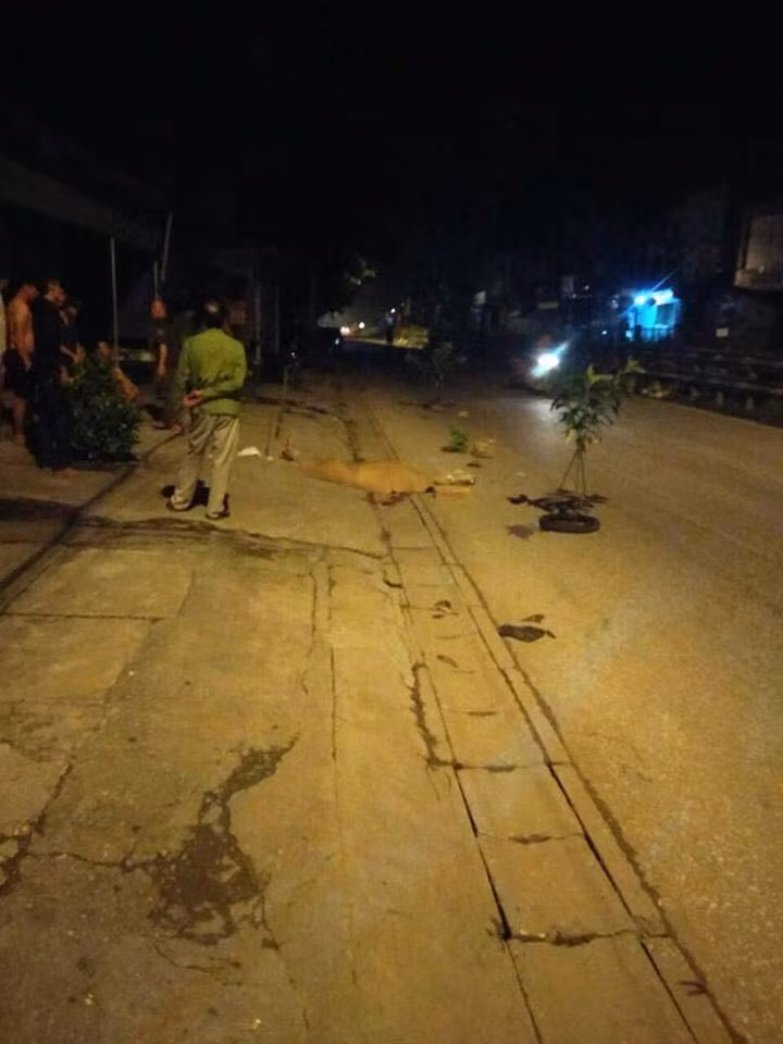 Bi an hai thanh nien thuong vong canh xe may giua dem Ha Noi