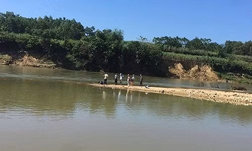 Ha Noi: Hoang hon phat hien hai phan thi the nguoi tren song