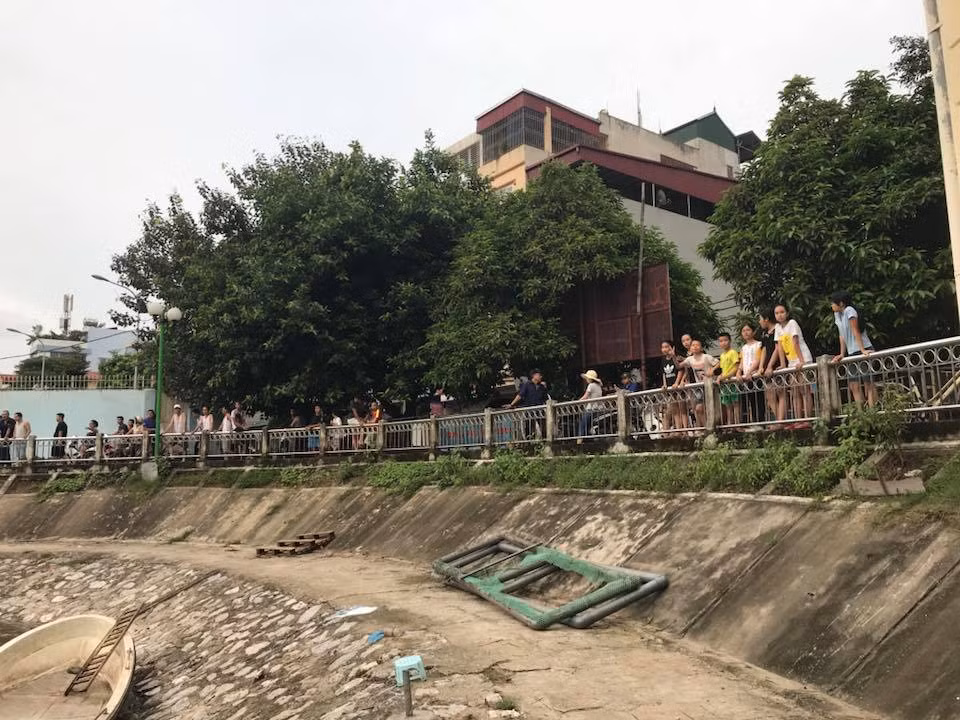 Hai hung thi the nguoi dan ong noi lap lo tren ho nuoc-Hinh-2