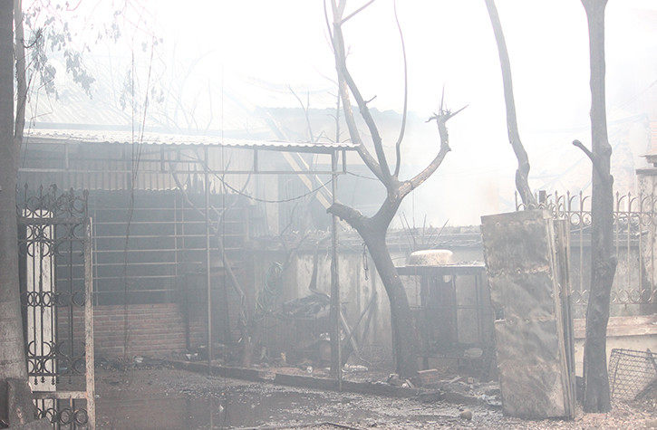 Một trong hai ngôi nhà bị lửa cháy thiêu rụi, hư hỏng.