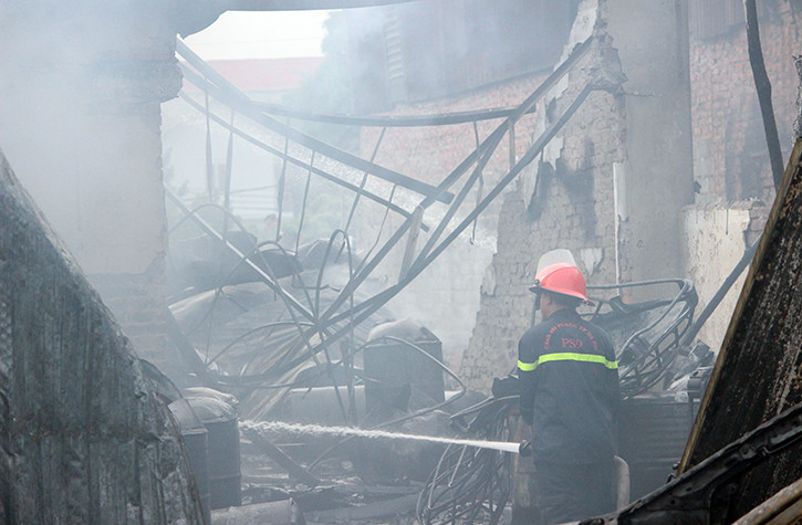 Các lực lượng Phòng Cảnh sát PCCC số 9, 13, 14 được huy động khẩn trương đến vụ cháy xưởng sơn với 9 xe chữa cháy cùng hàng chục cán bộ chiến sĩ.