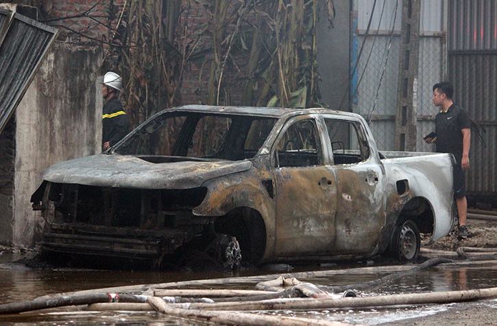 Đây là chiếc ô tô đang di chuyển trên đường Đại lộ Thăng Long qua khu vực ở thời điểm xảy ra vụ cháy, do đường tắc nên khổ chủ đành phải bỏ lại chiếc xe để thoát thân.