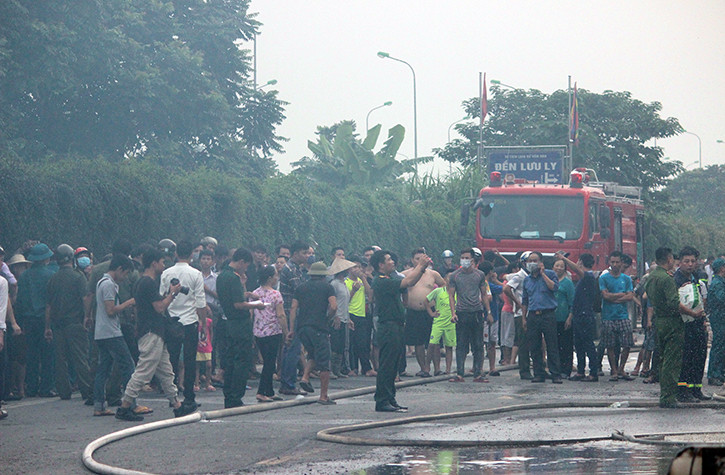 Bước đầu xác định vụ cháy đã khiến 3 ngôi nhà bị thiêu rụi.