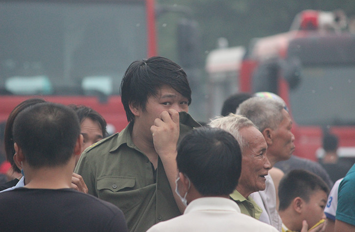 Nhiều nhân chứng cho hay, họ phát hiện khói lửa bốc cháy từ nhà xưởng làm sơn rồi nhanh chóng lan rộng ra hai ngôi nhà liền kề.