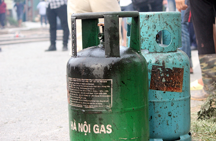 Một số bình gas bên trong hiện trường vụ cháy được đưa ra ngoài.