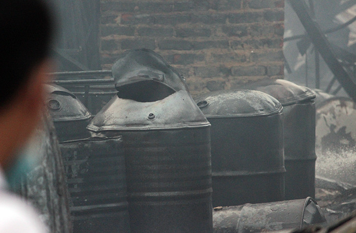 Thùng đựng hóa chất bên trong nhà xưởng làm sơn bị cháy đen.