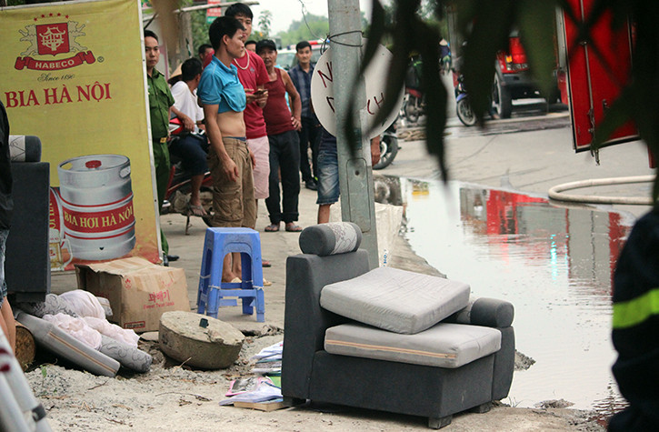 Người dân chỉ kịp cứu một số tài sản ra khỏi đám cháy.