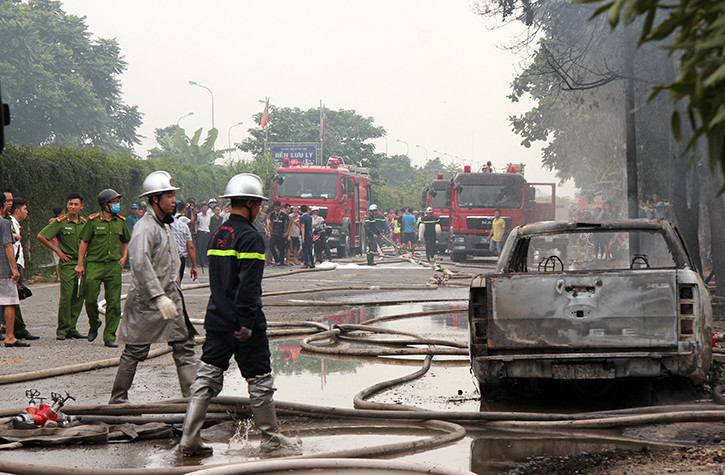 Ghi nhận của PV Kiến Thức đến khoảng 17h cùng ngày, ngọn lửa cơ bản đã được khống chế. Tuy nhiên các lực lượng chức năng vẫn phun nước để làm mát bên trong, tránh lửa bùng phát trở lại.