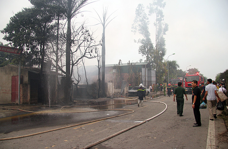 Đến khoảng 18h cùng ngày, các lực lượng chức năng vẫn phong tỏa hiện trường và tiếp tục phun nước. Trong khi đó, để phục vụ công tác chữa cháy, lực lượng chức năng đã cấm một chiều đường Đại lộ Thăng Long và phân luồng cho các phương tiện di chuyển theo hướng khác.