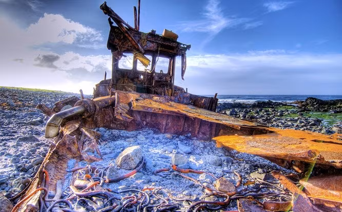 3. Tàu đánh cá, tại quần đảo Chatham, New Zealand: Chỉ có 600 người sinh sống trên hòn đảo nhỏ của quần đảo Chatham. Cuộc sống ở đây không thay đổi nhiều kể từ thế kỷ XVIII khi nơi này được phát hiện. Một cuộc sống bình yên với bầu trời và biển cả. Câu cá là nghề chính ở đây, và con tàu ma này được sử dụng để phục vụ trung thành các ngư dân.