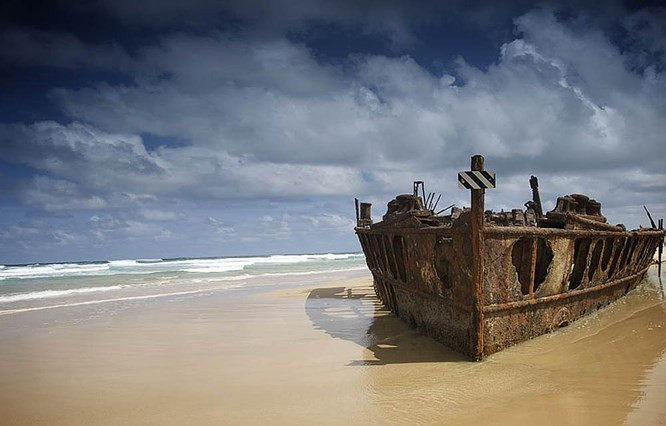 7. Tàu bệnh viện, Úc: Trong Thế chiến I, con tàu viễn dương SS Maheno này được sử dụng như một bệnh viện quân sự. Năm 1935, khi bị kéo đến Nhật Bản, nó đột nhiên biến mất và được tìm thấy vài ngày sau đó. Khi ra khơi, một cơn bão dữ dội đã quật con tàu vào bờ của một hòn đảo hoang vắng gần Úc. Các phi hành đoàn đã phải sống trong các lều trại trong ba ngày và chờ đợi để được giải cứu. Mọi người đã được sơ tán, nhưng con tàu bị bỏ lại và sống những tháng ngày trong nỗi cô đơn.