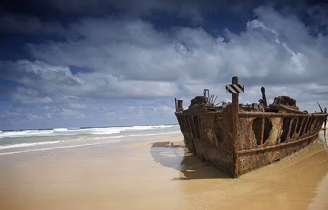 7. Tàu bệnh viện, Úc: Trong Thế chiến I, con tàu viễn dương SS Maheno này được sử dụng như một bệnh viện quân sự. Năm 1935, khi bị kéo đến Nhật Bản, nó đột nhiên biến mất và được tìm thấy vài ngày sau đó. Khi ra khơi, một cơn bão dữ dội đã quật con tàu vào bờ của một hòn đảo hoang vắng gần Úc. Các phi hành đoàn đã phải sống trong các lều trại trong ba ngày và chờ đợi để được giải cứu. Mọi người đã được sơ tán, nhưng con tàu bị bỏ lại và sống những tháng ngày trong nỗi cô đơn.