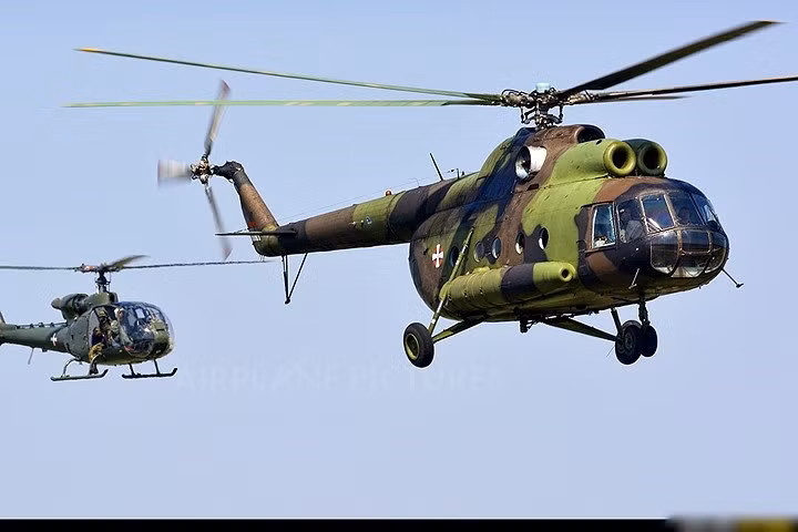 Phiên bản tấn công của Mi-8 được trang bị súng máy, bom, rocket và tên lửa chống tăng. Ảnh: Airplane Picture