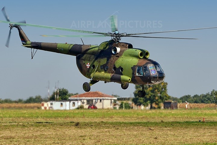 Phiên bản Mi-17 của Mi-8 ở các nước SNG thường được gắn thêm lớp giáp tăng cường ở buồng lái, hệ thống gây nhiễu và thiết bị phóng mồi nhử. Ảnh: Airplane Pictures.