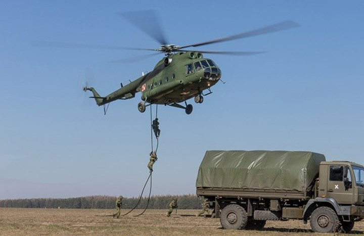 Mi-8 có thể chở tới 24 lính được trang bị đầy đủ. Ảnh: Aviationist.