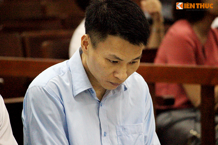 Bị cáo Vũ Phương Nam (39 tuổi, nguyên Kế toán trưởng PVtex) luôn cúi gằm mặt trong khi đại diện VKS công bố bản cáo trạng. Bị cáo Nam bị truy tố tội danh “Cố ý làm trái”.