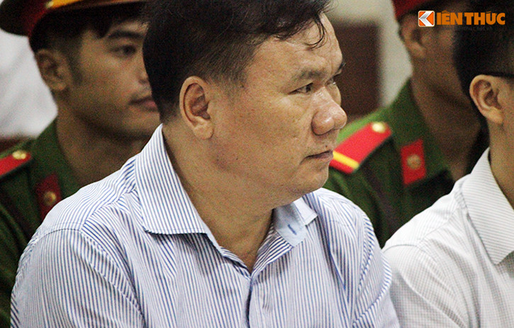 Bị cáo Đỗ Văn Hồng (51 tuổi, Chủ tịch HĐQT kiêm Tổng giám đốc Công ty cổ phần đầu tư và xây lắp dầu khí Kinh Bắc - PVC.KBC) bình tĩnh hơn các bị cáo còn lại. Ông Hồng bị truy tố tội “Cố ý làm trái”.