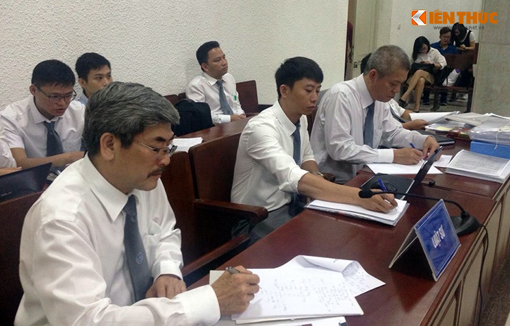 Các luật sư tham gia bào chữa quyền và lợi ích hợp pháp cho các bị cáo tại phiên tòa.