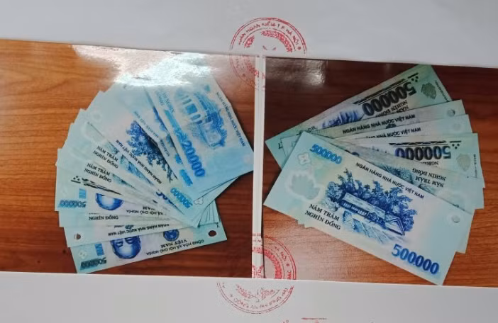 Hai nu quai moc vi khach nuoc ngoai, dang chia tien thi bi cong an bat-Hinh-2