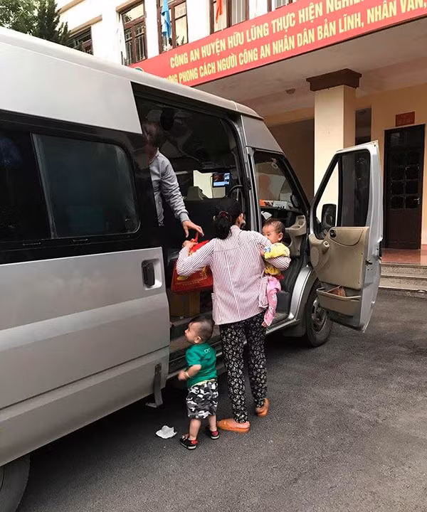 Bac tin bat coc tre em tren xe khach o Lang Son