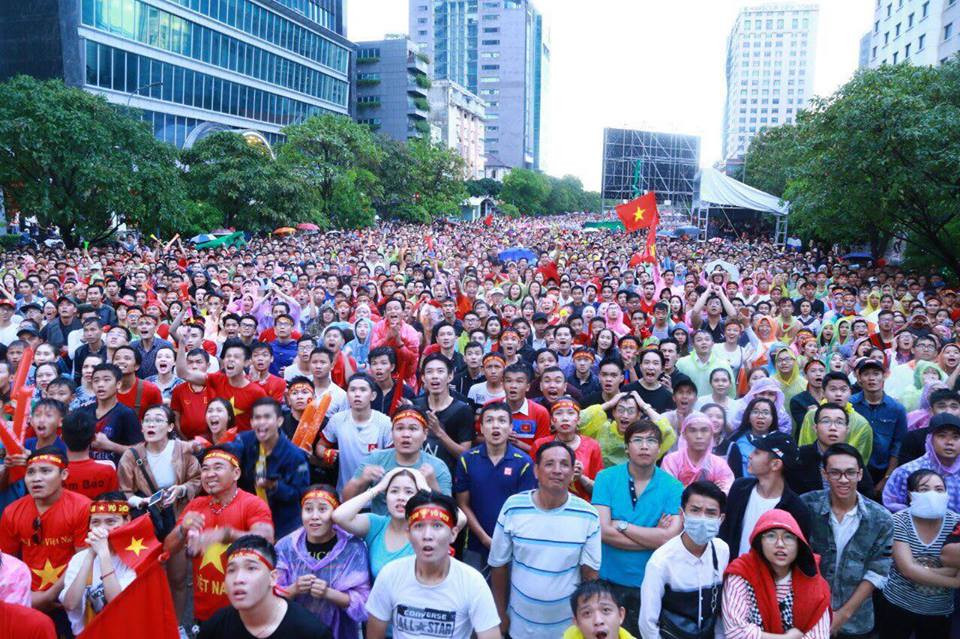 Tại phố đi bộ Nguyễn Huệ, TP Hồ Chí Minh cũng bố trí màn hình để người dân đến xem và cổ vũ.