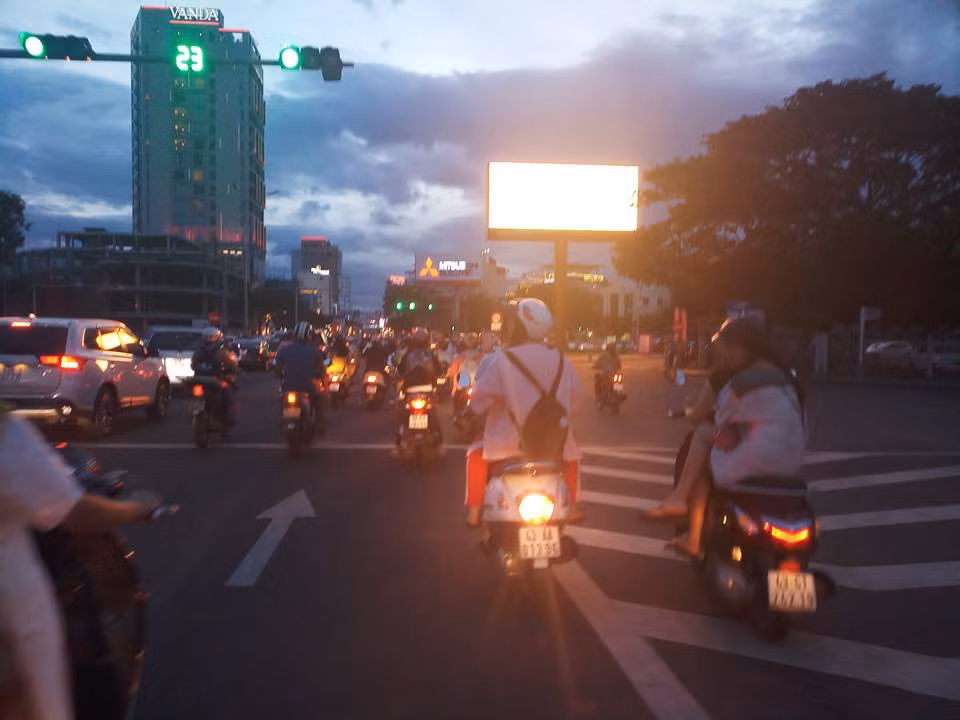 Tại Đà Nẵng, người dân lặng lẽ ra về sau trận thua của Việt Nam.