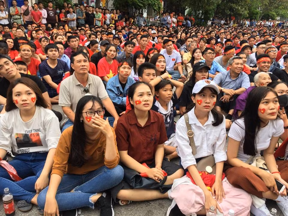 Kết thúc trận đấu khán giả thất thần vì Olympic Việt Nam đã thua Olympic Hàn Quốc.