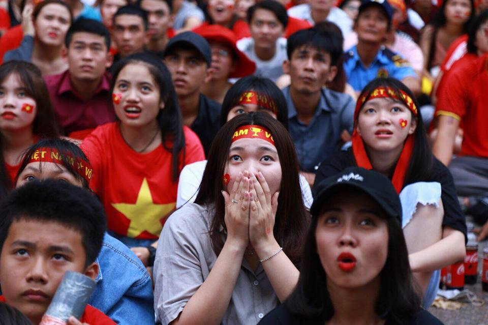 Nhiều người tỏ ra tiếc nuối khi trọng tài thổi còi kết thúc trận đấu.