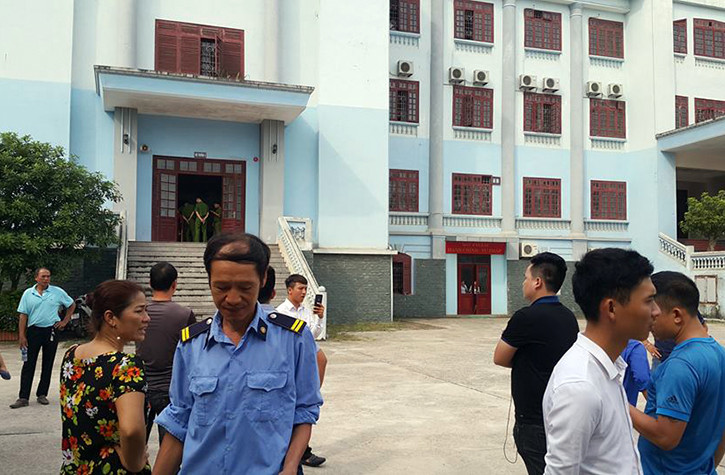 Tuy nhiên đến phiên tòa chỉ có chị Vũ Thị Thúy (vợ của bị cáo Lê Ngọc Hoàng) cùng luật sư Nguyễn Thiện Hiệp, luật sư Đặng Thị Ngọc Hà, là người bào chữa cho bị cáo Lê Ngọc Hoàng. Những người trong gia đình bị hại và những người có quyền lợi, nghĩa vụ liên quan, người làm chứng vắng mặt không lý do.