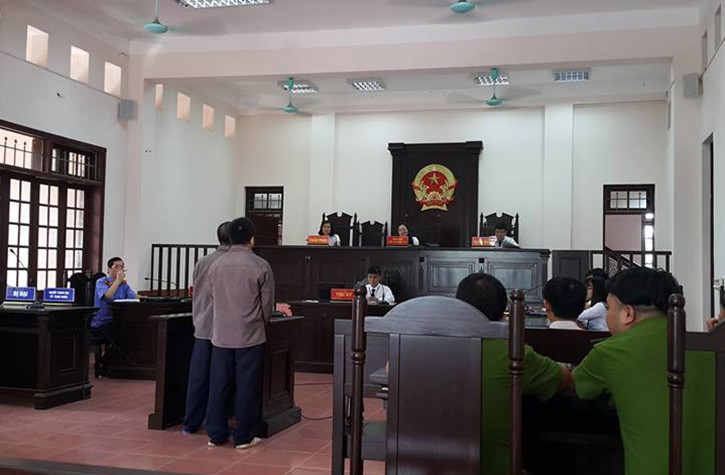 HĐXX TAND tỉnh Thái Nguyên đã quyết định tạm hoãn phiên tòa xe container đi lùi tông ô tô.