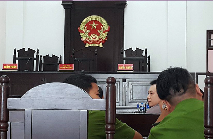 Trao đổi thêm thông tin với PV, luật sư Bùi Đình Ứng bào chữa cho người bị hại là chị Nguyễn Thị Viên ở phiên tòa sơ thẩm cho biết, chị Viên không hề nhận được giấy triệu tập của tòa án về việc tổ chức phiên tòa phúc thẩm. Chị Viên có hỏi một số bị hại có đơn kháng cáo cũng không nhận được giấy triệu tập của tòa án.