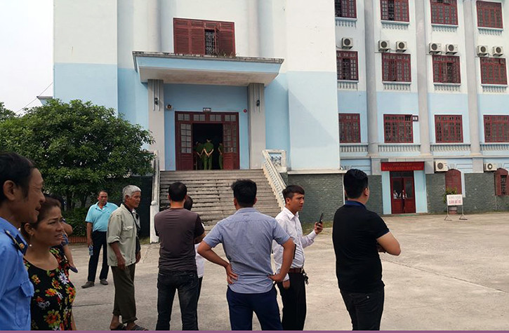 Tại phiên xử vụ án xe container đâm Innova sáng nay, người thân của các bị cáo có mặt tại TAND tỉnh Thái Nguyên từ rất sớm.