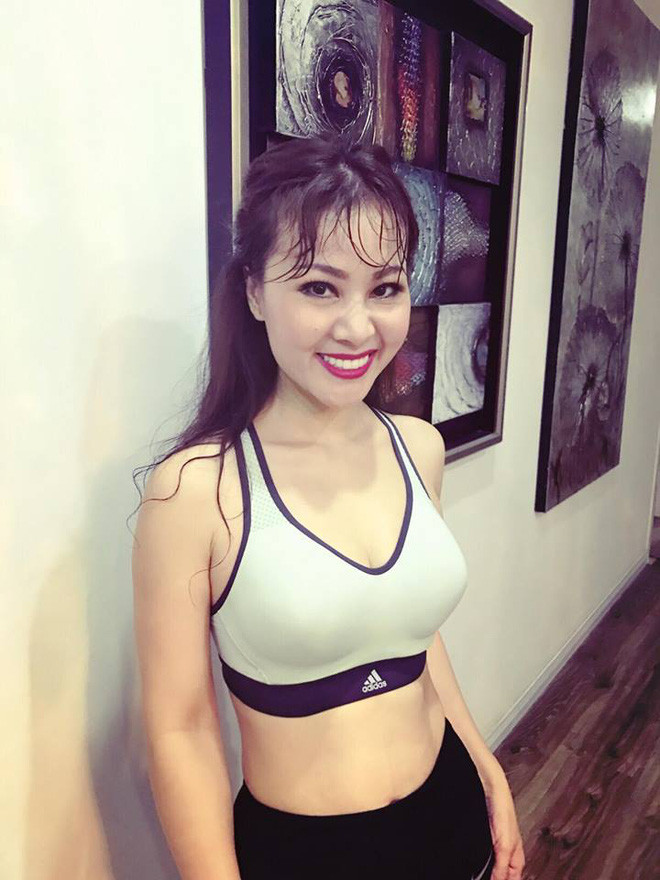 Vợ của Đăng Dương sở hữu vẻ ngoài xinh đẹp và trẻ trung. Nhìn phong cách sành điệu và gương mặt rạng rỡ của Kim Xuyến, ít người biết chị đã 39 tuổi.