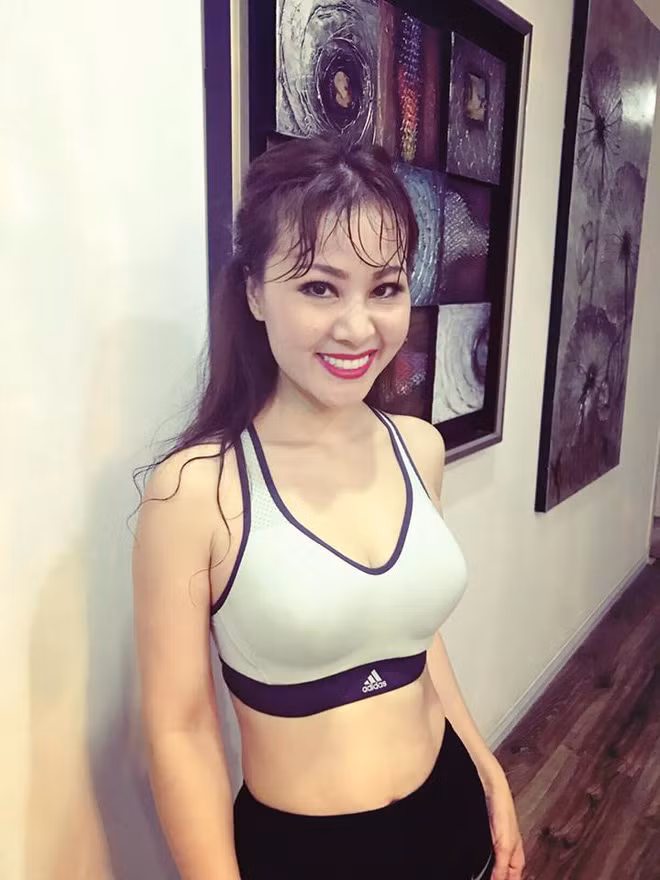 Vợ của Đăng Dương sở hữu vẻ ngoài xinh đẹp và trẻ trung. Nhìn phong cách sành điệu và gương mặt rạng rỡ của Kim Xuyến, ít người biết chị đã 39 tuổi.