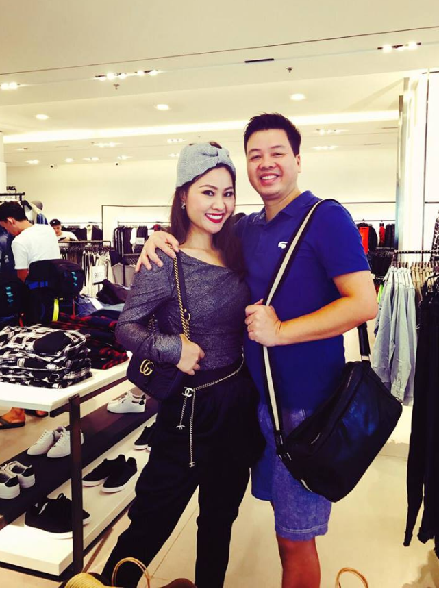 Dung nhan được cho là chênh lệch giữa hai vợ chồng từng là chủ đề được công chúng bàn tán. Tuy nhiên, bà xã Đăng Dương không mấy bận tâm. Chị hài hước chia sẻ: "Trước đây, mỗi lần nhìn thấy anh Đăng Dương hát trên tivi là tôi tắt tivi ngay lập tức. Ca sĩ gì mà xấu quá. Hát thì khẩu hình miệng cứ loe ra, xấu lắm. Nhìn thấy anh hát, tôi tắt ngay lập tức".