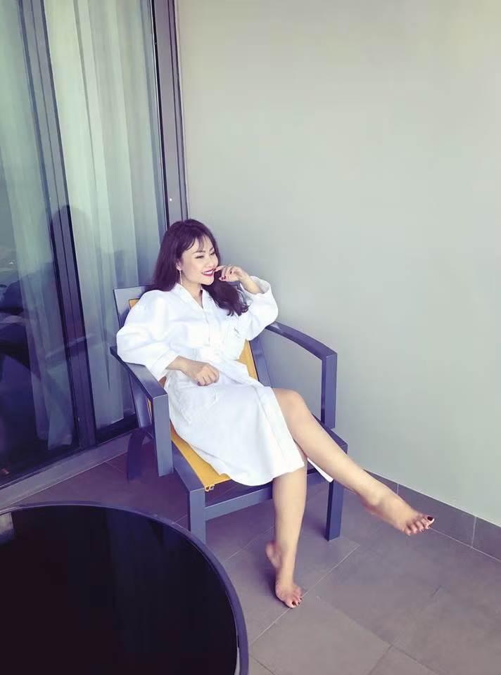 Dù gác lại đam mê âm nhạc và từ bỏ hào quang của showbiz nhưng Kim Xuyến từng thổ lộ, chị chưa một lần hối tiếc mà trái lại thấy vui vì quyết định của mình. Ở lĩnh vực mới, chị cũng gặt hái được nhiều thành công.