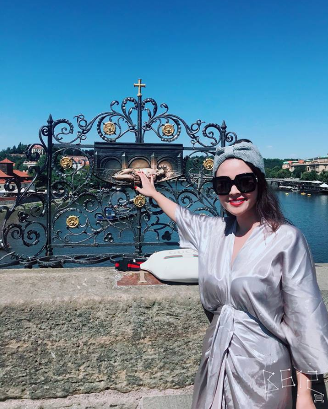 Thấu hiểu sự hy sinh của bà xã, Đăng Dương luôn tìm cách bù đắp cho vợ. "Vua nhạc đỏ" từng chia sẻ, anh không yêu cầu vợ phải chu đáo cơm canh, thậm chí cả tuần chị chỉ nấu 1 món anh vẫn cảm thấy vui. Không nói lời hoa mỹ hay tặng quà hàng hiệu đắt đỏ, tình yêu của Đăng Dương nhẹ nhàng, tinh tế. Nó thể hiện ở việc hết giờ diễn về nhà ngay, làm gì cũng hỏi ý kiến của vợ.