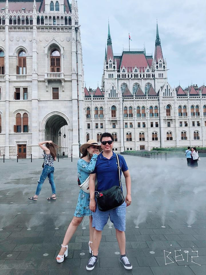 "Vợ chồng tôi thống nhất với nhau thế này khi xảy ra mâu thuẫn, vợ chồng đều phải ngồi lại và nói chuyện với nhau luôn, chứ không bao giờ để âm ỉ lâu ngày. Thậm chí to tiếng chúng tôi cũng nói chuyện ngay, chúng tôi vào phòng bật nhạc rất to nên kể cả có con ở nhà thì bọn chúng cũng nghĩ bố mẹ đang nghe nhạc. Sau khi phân tích thì hai vợ chồng luôn hiểu ra vấn đề và cùng nhau thay đổi", Kim Xuyến chia sẻ bí quyết duy trì hạnh phúc hôn nhân.