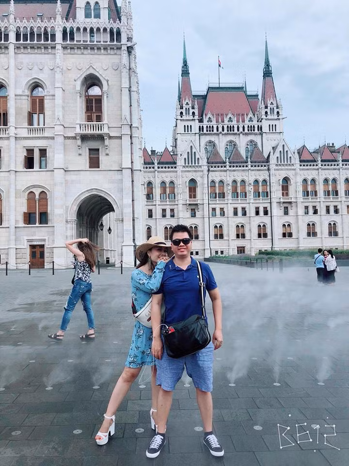 "Vợ chồng tôi thống nhất với nhau thế này khi xảy ra mâu thuẫn, vợ chồng đều phải ngồi lại và nói chuyện với nhau luôn, chứ không bao giờ để âm ỉ lâu ngày. Thậm chí to tiếng chúng tôi cũng nói chuyện ngay, chúng tôi vào phòng bật nhạc rất to nên kể cả có con ở nhà thì bọn chúng cũng nghĩ bố mẹ đang nghe nhạc. Sau khi phân tích thì hai vợ chồng luôn hiểu ra vấn đề và cùng nhau thay đổi", Kim Xuyến chia sẻ bí quyết duy trì hạnh phúc hôn nhân.