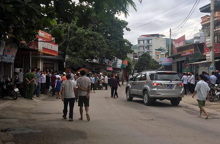 Đến khoảng 9h30 cùng ngày, cơ quan công an vẫn đang phong tỏa, khám nghiệm hiện trường để điều tra làm rõ vụ việc.