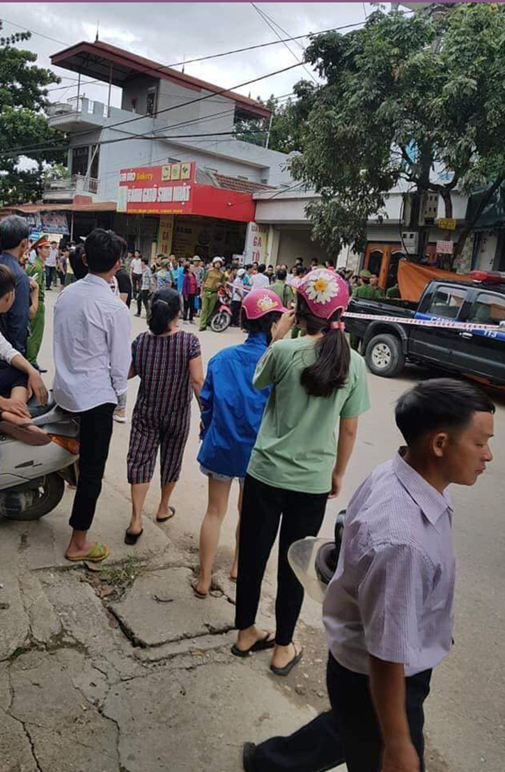 Người dân địa phương tập trung đến hiện trường theo dõi vụ việc rất đông.