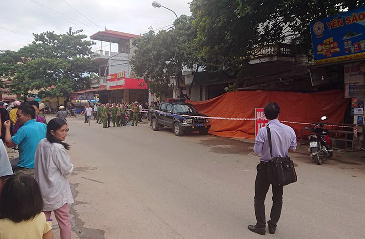 Theo Thiếu tướng Hồng, nghi phạm nổ súng sát hại hai người tại phường Mường Thanh là người sống trên địa bàn TP. Điện Biên Phủ và trước đó đã nằm trong danh sách theo dõi của công an liên quan đến ma túy.