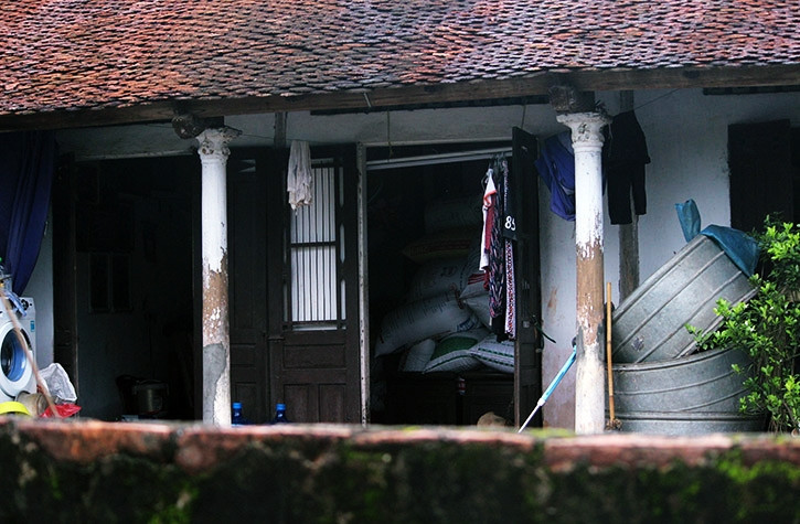 Hình ảnh ghi lại người dân tận dụng mọi nơi cao trong nhà để chứa thực phẩm, lúa gạo tránh khỏi bị ướt nước.