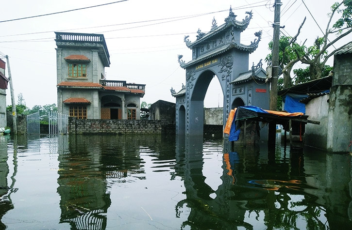 Trong ngày 1/8, nước lũ ở xã Nam Phương Tiến đã có dấu hiệu rút dần. Tuy nhiên nước xuống rất chậm.