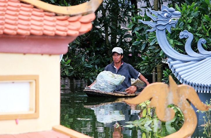 Hiện người dân ở xã Nam Phương Tiến đang phải hứng chịu thiệt hại nặng nề do mưa lũ gây ra.