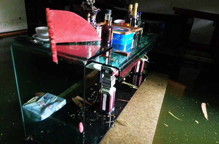 Một số vật dụng khác không thể di chuyển được gia đình ông Chân đành phải để ngâm trong nước lũ.