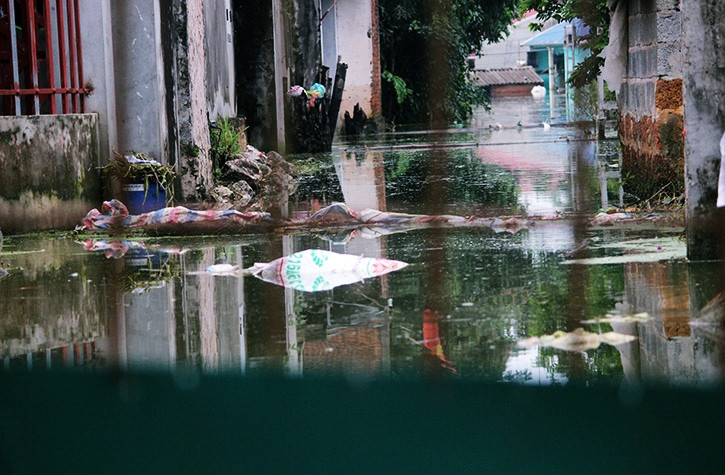 Rác nổi lềnh bềnh khắp nơi.