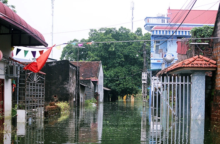 Dù nước có dấu hiệu rút xuống, song nỗi lo dịch bệnh sau đó vẫn khiến người dân sợ hãi.