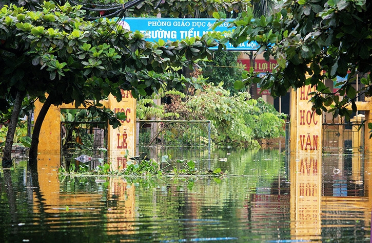 Các trường học trên địa bàn xã Nam Phương Tiến bị nước lũ bao quanh.