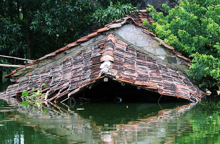 Trong khi đó, ở một số thôn có địa hình thấp tại xã Nam Phương Tiến thì nước lũ vẫn nhấn chìm nhà dân trong nước khiến ai cũng xót xa.